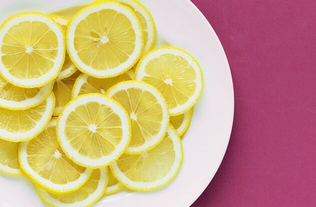 Citrons satur C vitamīnu, kas ir potenci stimulējošs līdzeklis